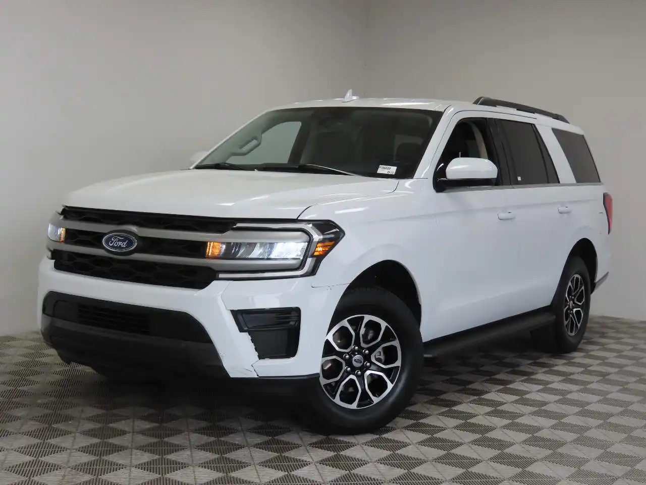 2024 Ford Expedition XLT's photo