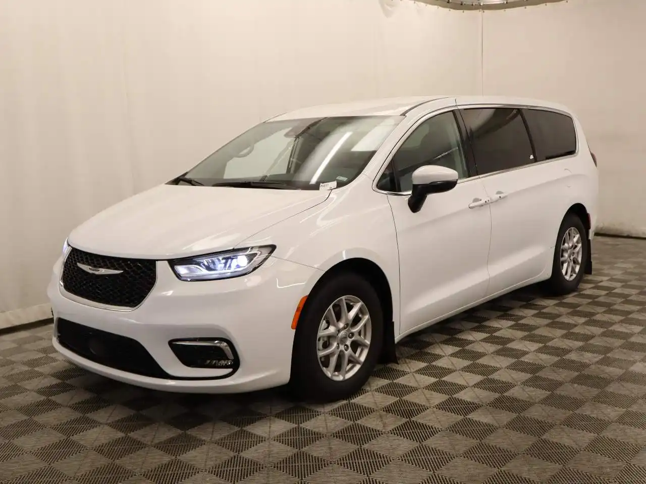 2023 Chrysler Pacifica Touring L's photo