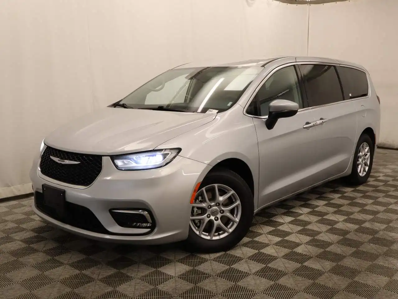 2023 Chrysler Pacifica Touring L's photo