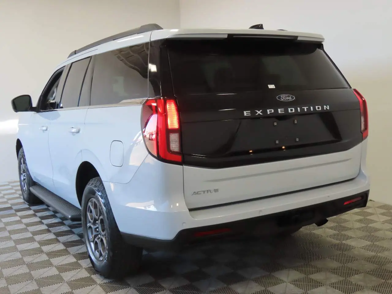 2025 Ford Expedition Active photo 3