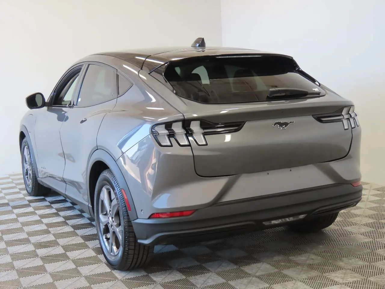 2023 Ford Mustang-Mach-e Select photo 3