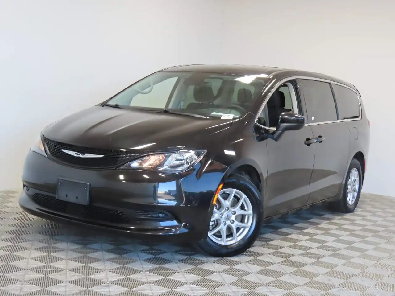 2023 Chrysler Voyager LX's photo