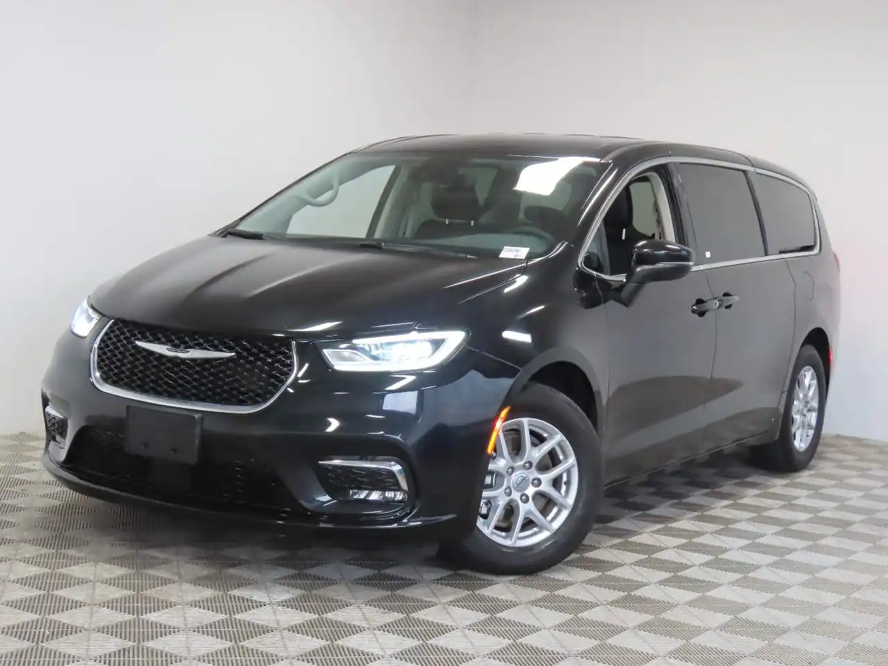 2023 Chrysler Pacifica Touring L's photo