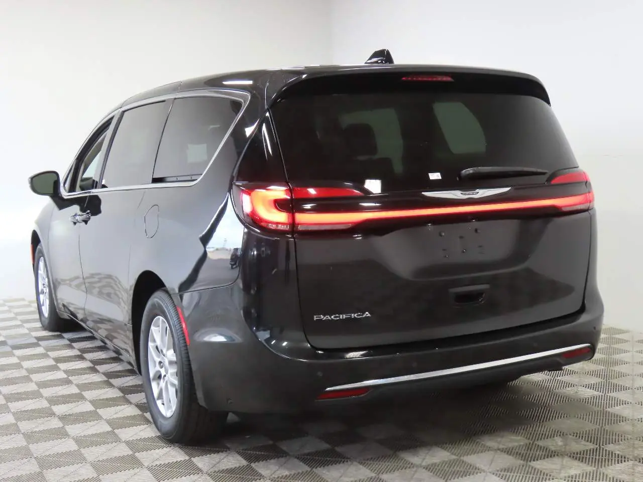 2023 Chrysler Pacifica Touring L photo 3