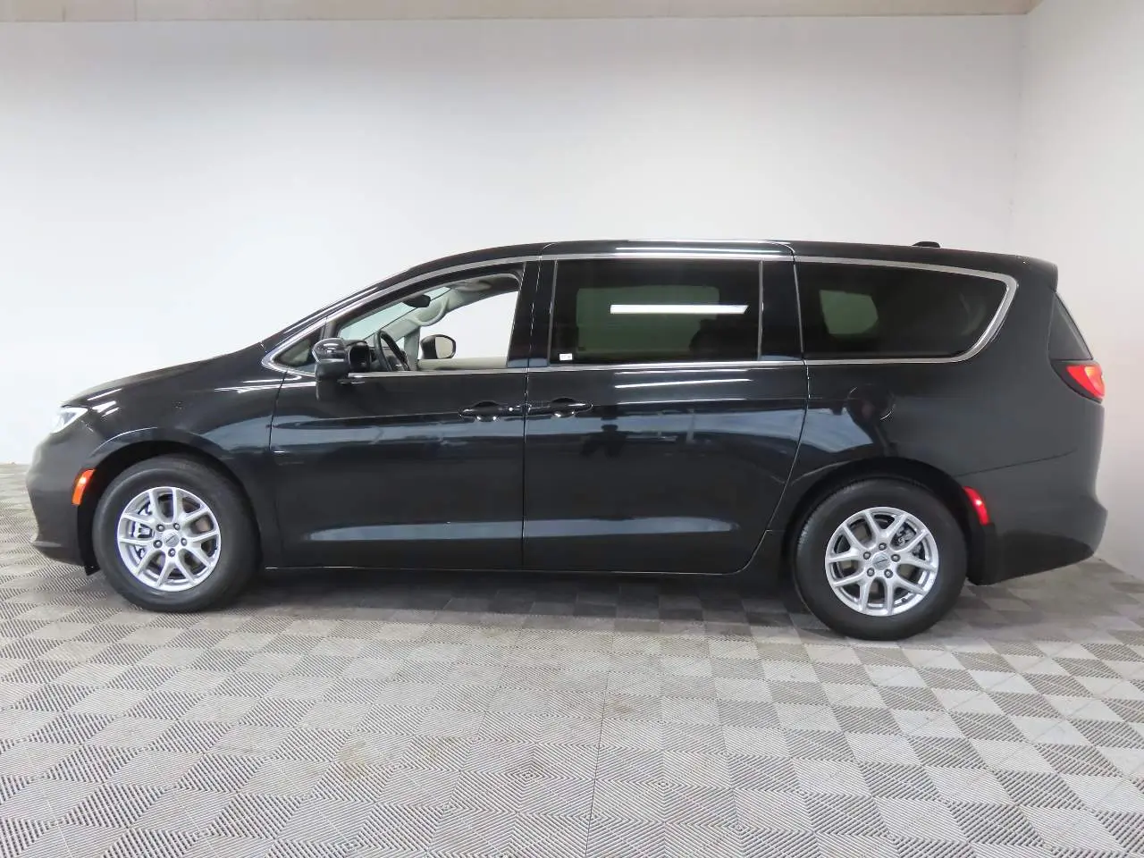 2023 Chrysler Pacifica Touring L photo 5