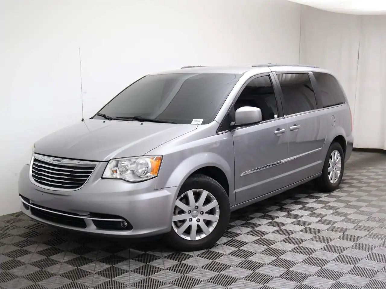 2013 Chrysler Town & Country Touring's photo