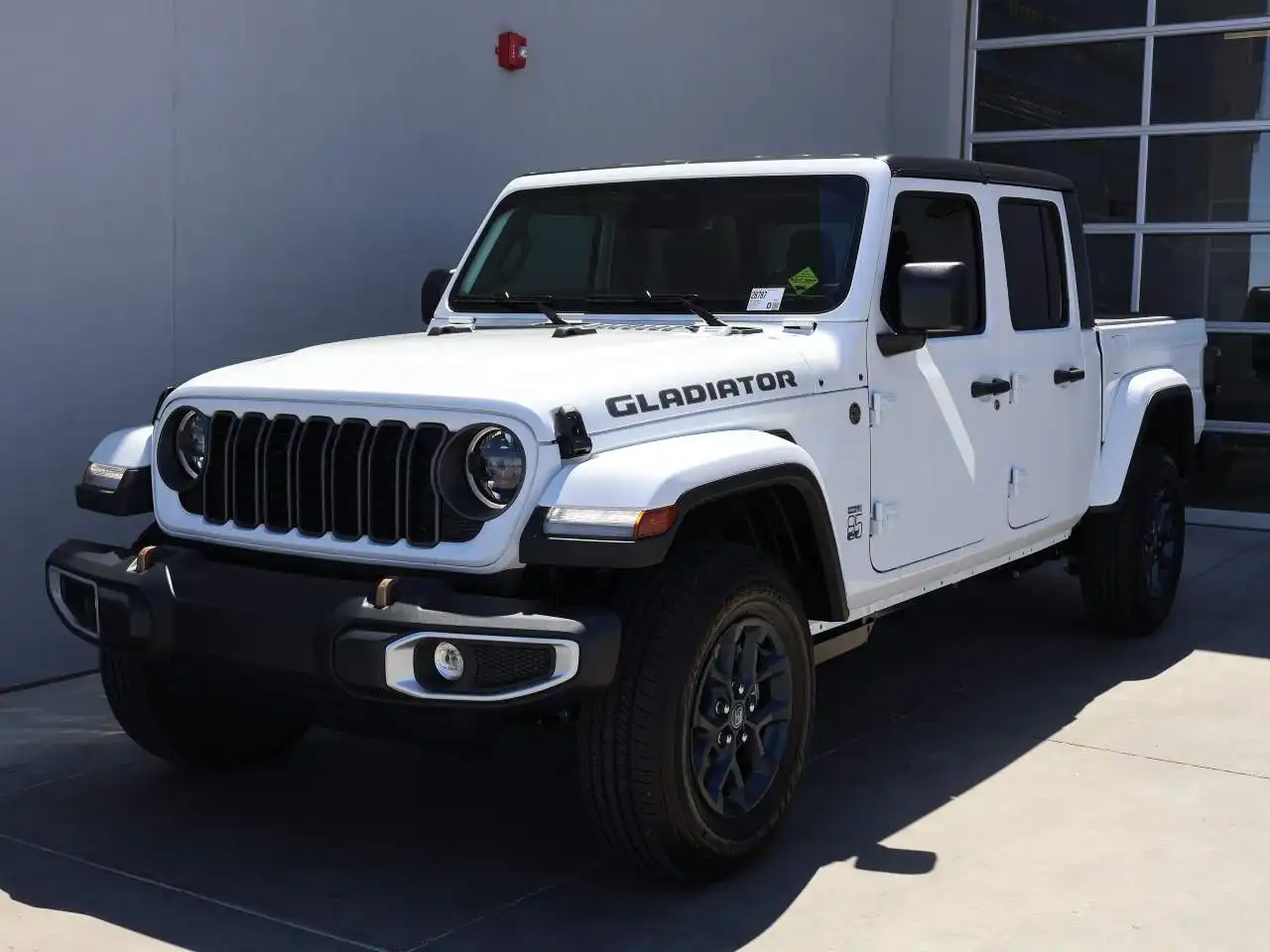 2026 Jeep Gladiator 85th Anniversary Edition Auto's photo