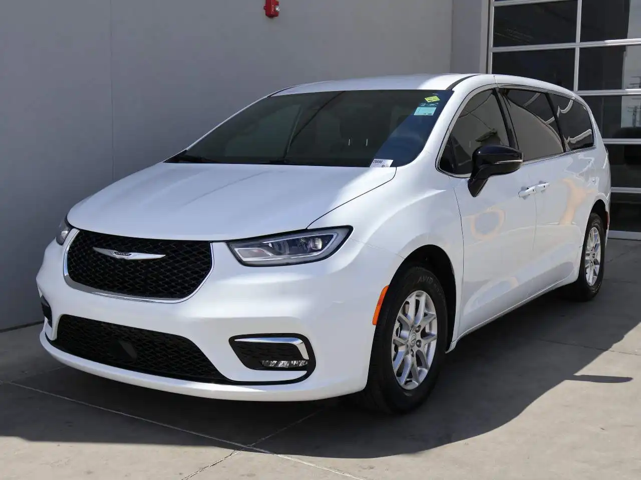 2026 Chrysler Pacifica Select's photo