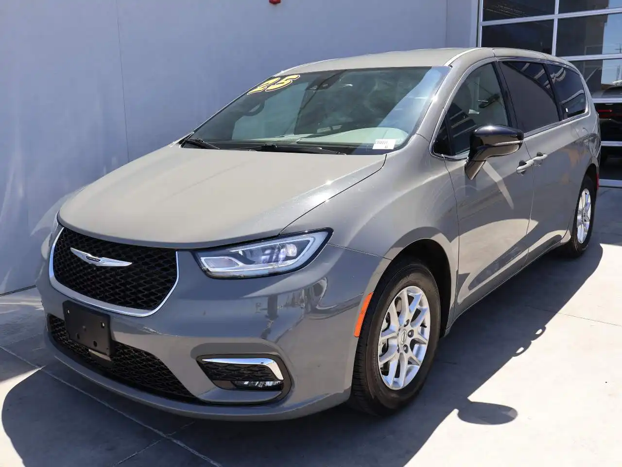 2025 Chrysler Pacifica Select's photo