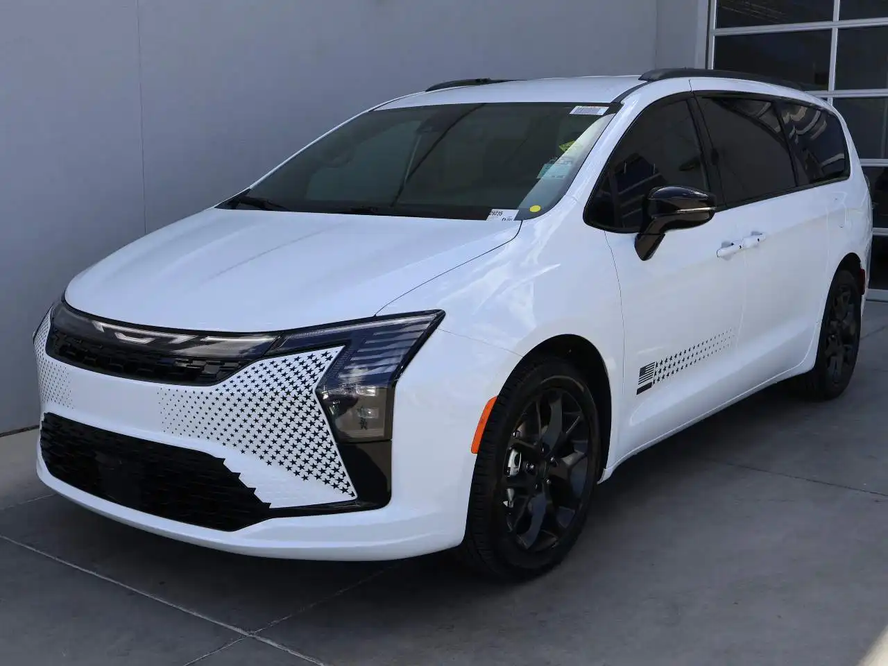 2027 Chrysler Pacifica Select's photo