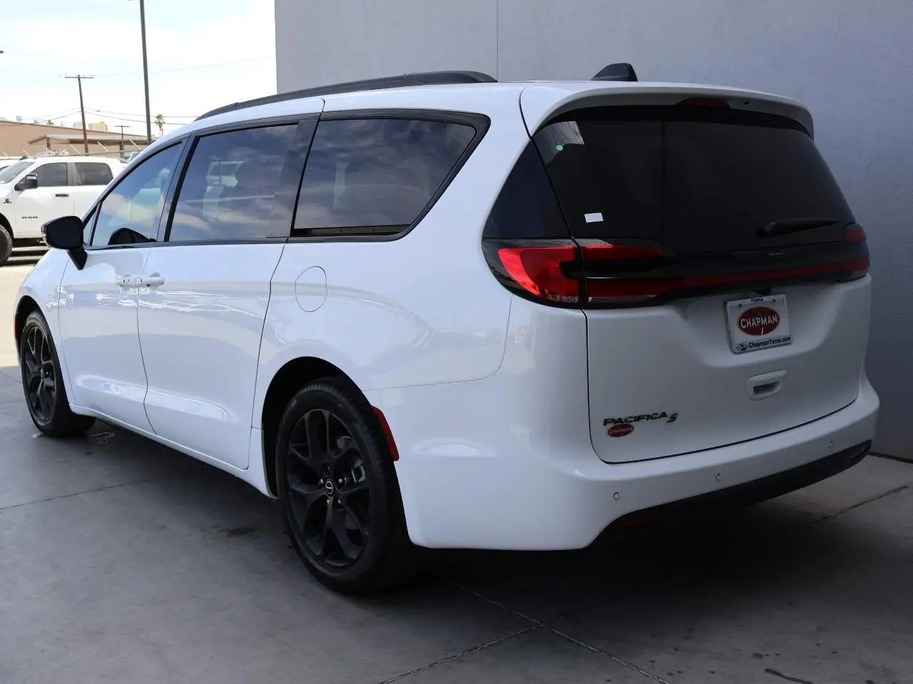 2026 Chrysler Pacifica Select photo 3