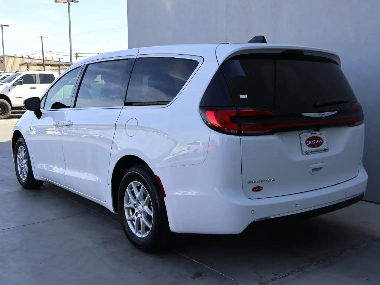 2026 Chrysler Pacifica Select photo 3