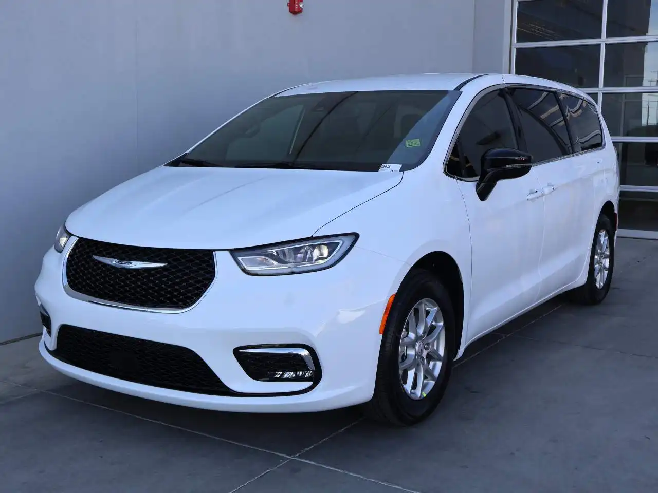 2026 Chrysler Pacifica Select's photo