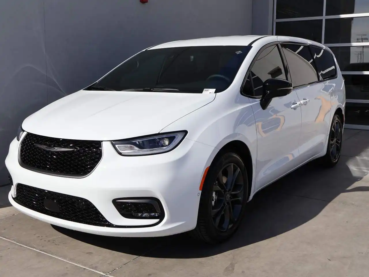 2026 Chrysler Pacifica Select's photo
