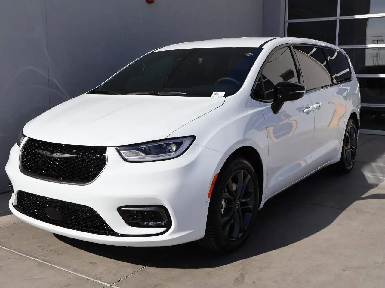 2026 Chrysler Pacifica Select's photo