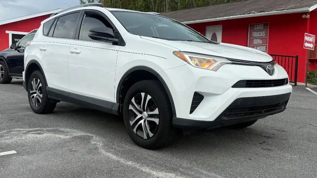 2017 Toyota RAV4 LE's photo