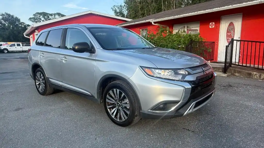 2020 Mitsubishi Outlander ES FWD's photo