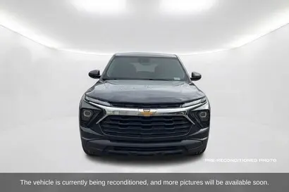 2025 Chevrolet Trailblazer LS photo 2