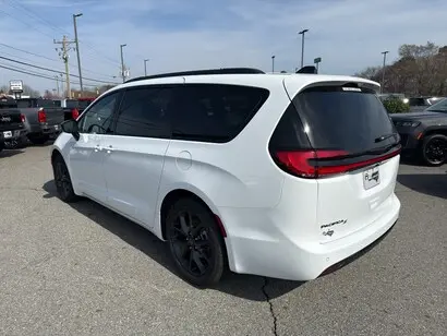 2026 Chrysler Pacifica Select photo 4