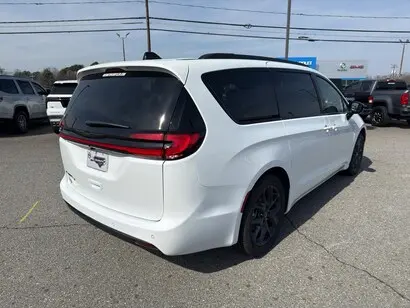 2026 Chrysler Pacifica Select photo 5