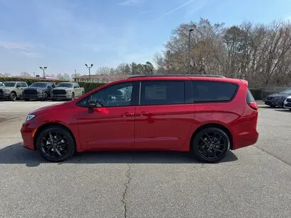 2026 Chrysler Pacifica Select photo 3