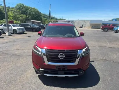 2022 Nissan Pathfinder Platinum 4WD photo 2