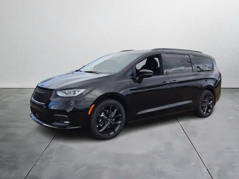 2026 Chrysler Pacifica Select's photo