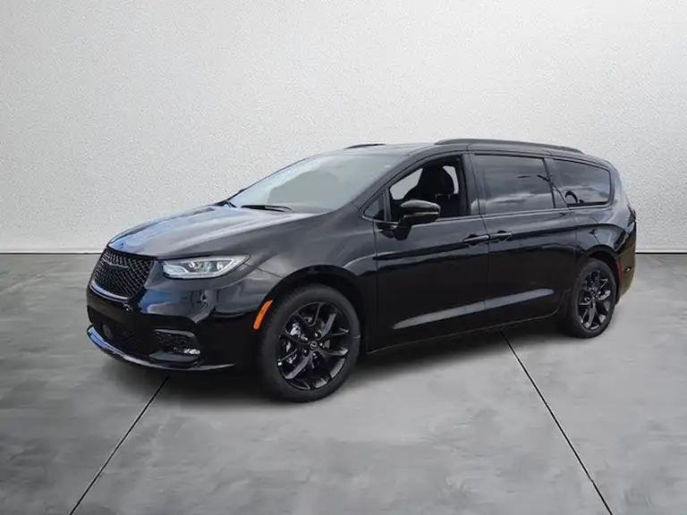 2026 Chrysler Pacifica Select's photo