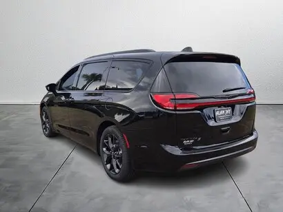 2026 Chrysler Pacifica Select photo 4