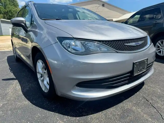 2018 Chrysler Pacifica Touring's photo