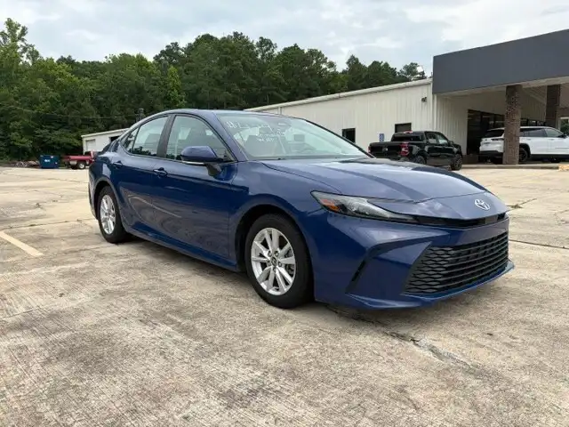 2025 Toyota Camry LE Hybrid's photo