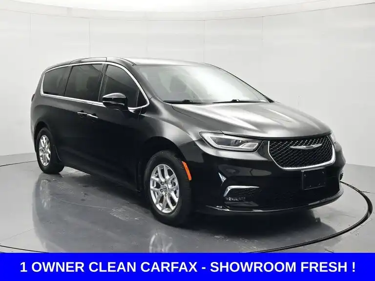 2025 Chrysler Pacifica Select Used 2025 Chrysler's photo
