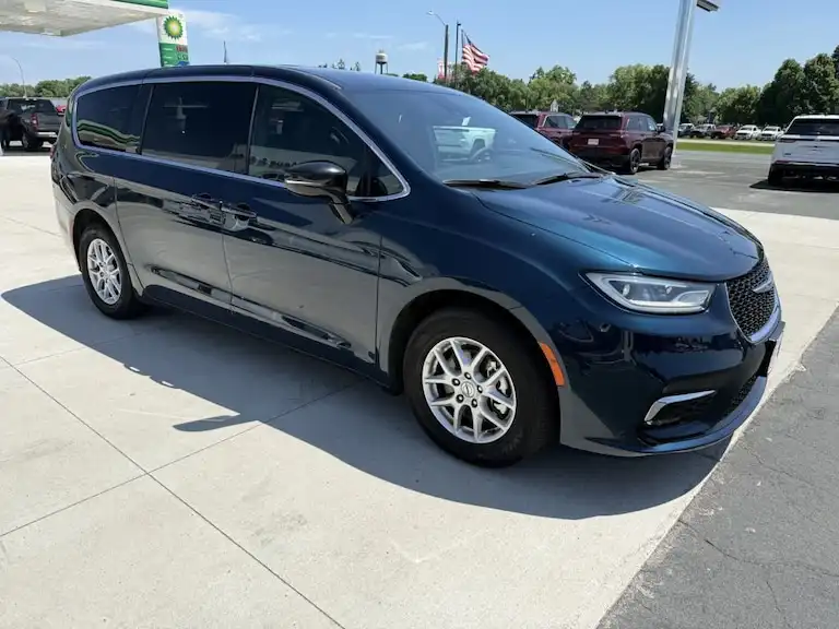 2025 Chrysler Pacifica Select's photo
