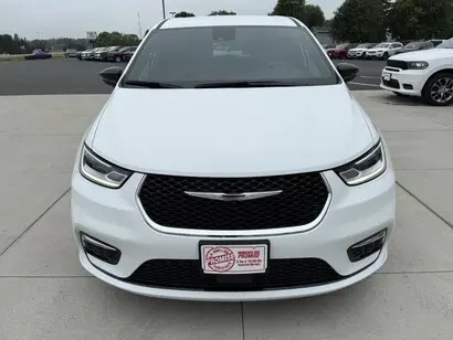 2026 Chrysler Pacifica Select photo 3