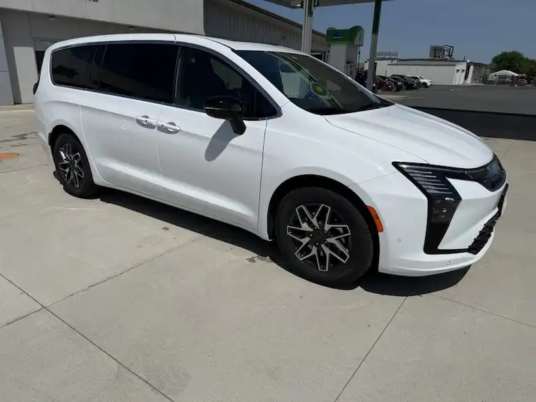 2027 Chrysler Pacifica Limited's photo