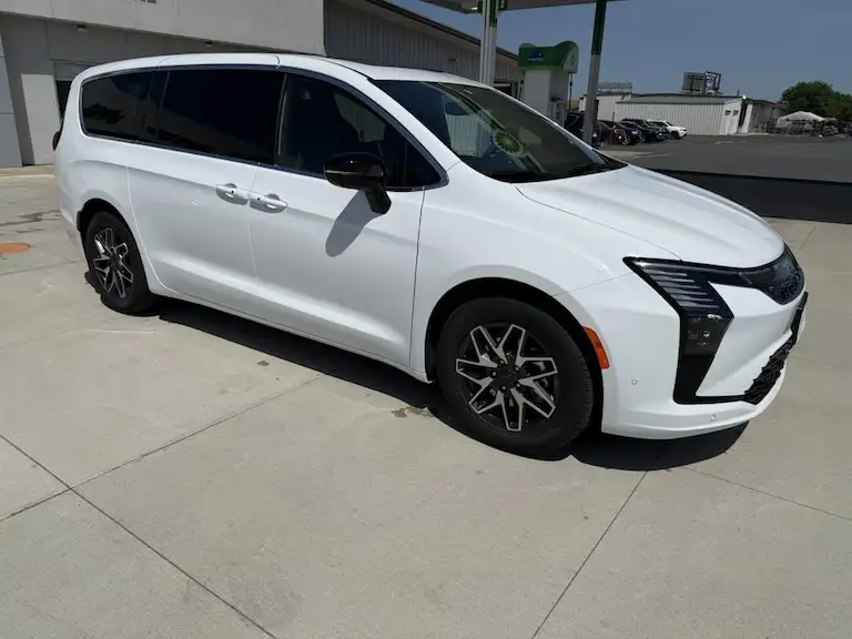 2027 Chrysler Pacifica Limited's photo