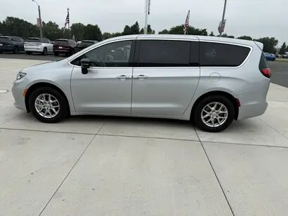 2026 Chrysler Pacifica Select photo 4
