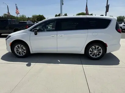 2027 Chrysler Pacifica Select AWD photo 5