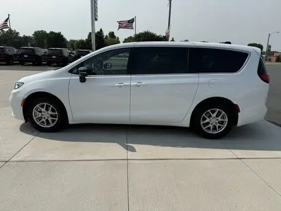 2026 Chrysler Pacifica Select photo 5