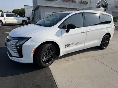 2027 Chrysler Pacifica Select AWD photo 4