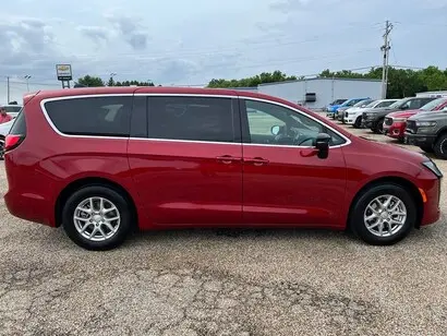 2027 Chrysler Pacifica Select photo 4