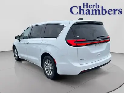 2026 Chrysler Pacifica Select photo 3