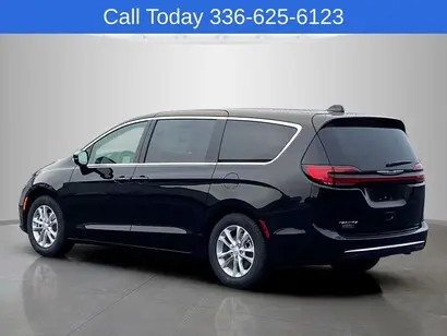 2026 Chrysler Pacifica Select photo 3