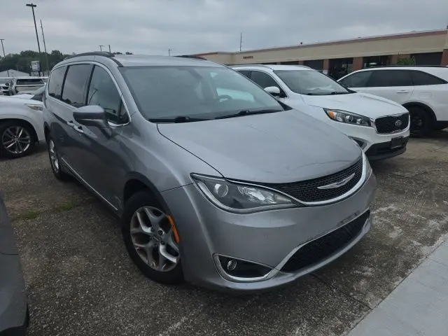 2017 Chrysler Pacifica Touring-L photo 1
