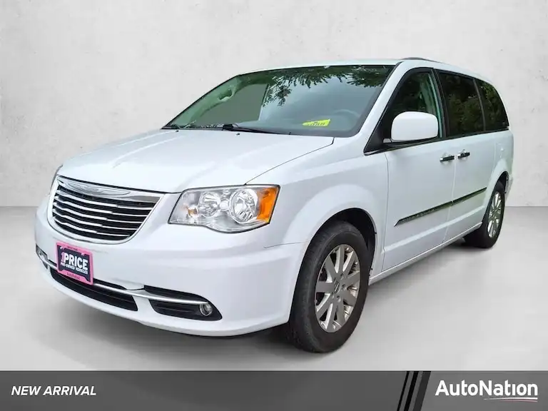 2016 Chrysler Town & Country Touring's photo