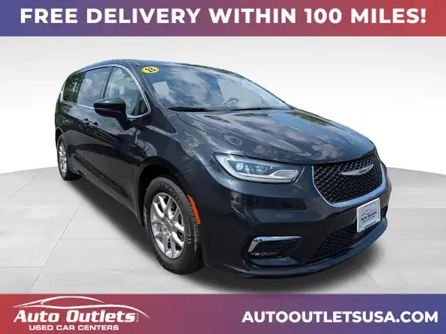 2023 Chrysler Pacifica Touring L's photo