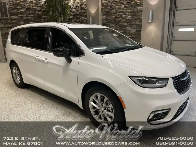 2026 Chrysler Pacifica Limited's photo