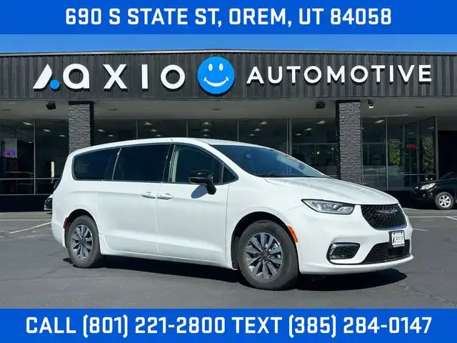 2024 Chrysler Pacifica Hybrid Select PHEV's photo