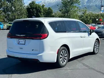 2024 Chrysler Pacifica Hybrid Select PHEV photo 4