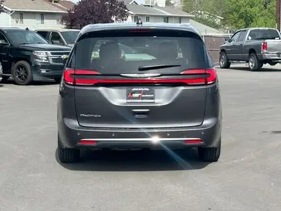 2023 Chrysler Pacifica Touring L photo 5